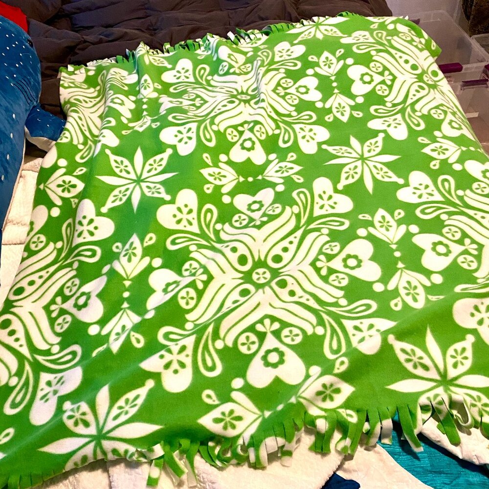 NEW Old Navy Bohemian Print Green & White Print Fleece Throw Blanket Fringe